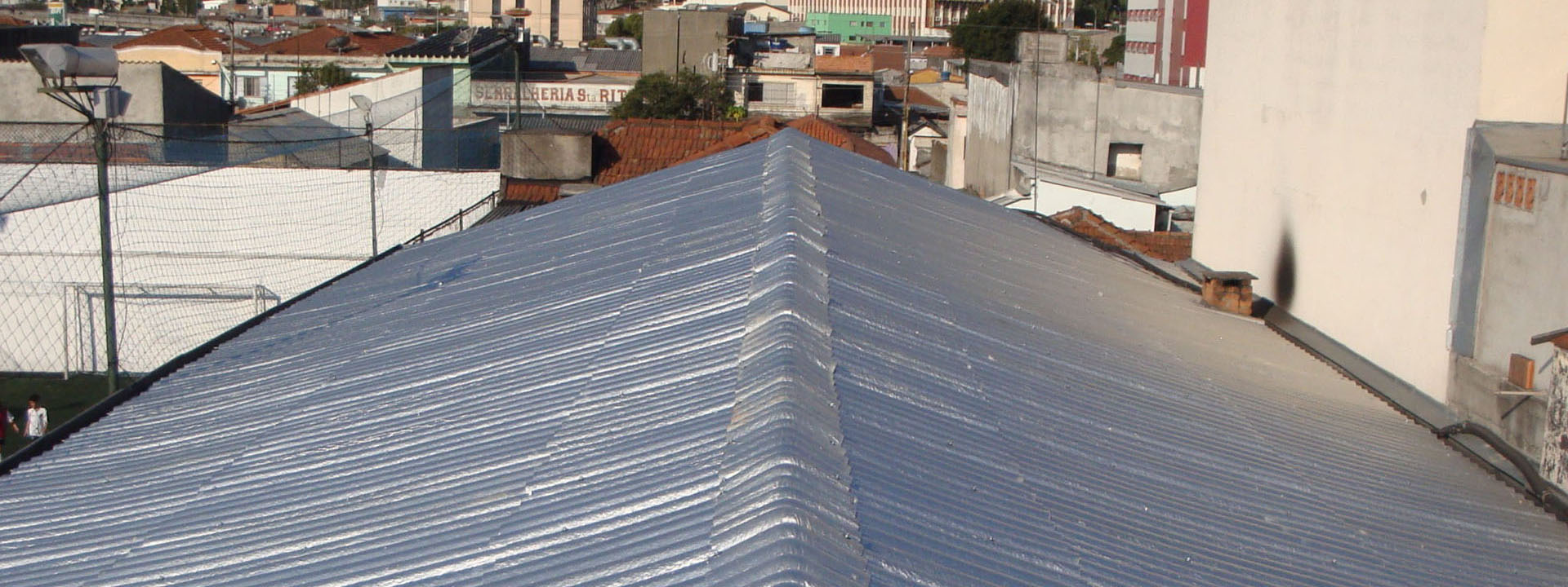Telhado de uma casa com Telha Ecológica Térmica Ecopreserve instaladas, demonstrando a estética agradável e a eficiência das telhas na prática.